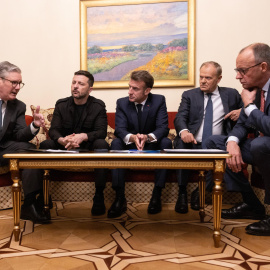 Los jefes de Estado o de Gobierno de Ucrania, Francia, Alemania, Reino Unido y Polonia, el pasado sábado en Kiev durante una llamada telefónica con el presidente de EEUU, Donald Trump.