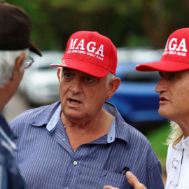 Manifestantes hablan durante una protesta en apoyo a la postura del presidente estadounidense Donald Trump contra lo que él llama leyes racistas, expropiación de tierras y ataques a granjas, frente a la Embajada de Estados Unidos en Pretoria, Sudáfrica, el 15 de febrero de 2025.