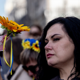 Una mujer sostiene una flor adornada con una cinta con la bandera de Ucrania, el pasado 22 de febrero en Madrid.