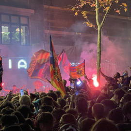 Banderes i bengales a Canaletes per celebrar el títol de lliga del Barça