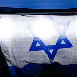 Imagen de un fan mostrando una bandera de Israel durante la segunda semifinal de Eurovisión 2025, a 15 de mayo de 2025, en Basilea (Suiza).