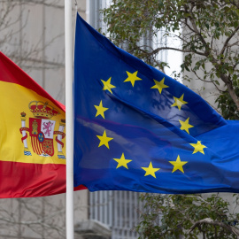 La bandera de España y de la Unión Europea ondean en la Sede de la SEPI.