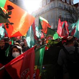 Simpatizantes del Partido Socialista (PS) de Portugal asisten a un mitin callejero de campaña en Lisboa. Foto de archivo.