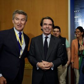 (Foto de ARCHIVO)El expresidente del Gobierno, José María Aznar, y el presidente del PP, Alberto Núñez Feijóo, en la clausura del congreso del Partido Popular Europeo (PPE), a 30 de abril de 2025, en Valencia.