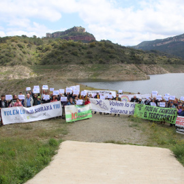 Imatge de la concentració d'una vintena d'entitats per reclamar la fi del transvasament del Siurana cap a Riudecanyes