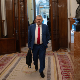 El secretario de Organización del PSOE y diputado, Santos Cerdán, llega a una sesión plenaria, en el Congreso de los Diputados, a 8 de mayo de 2025.