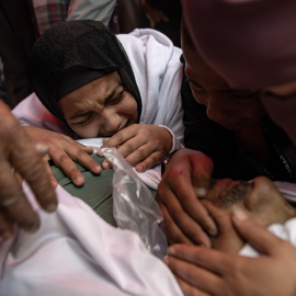 Familiares lloran junto al cuerpo de su ser querido en el Hospital Indonesio después de un ataque aéreo israelí contra la Clínica Médica Al-Tawba de Jabalia, en Bait Lahia, al norte de la Franja de Gaza, el 15 de mayo de 2025.