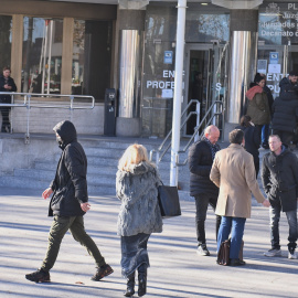 Uno de los acusados (i) a su salida del juzgado, en una foto de archivo.