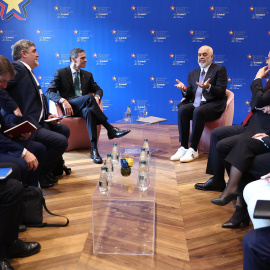 El presidente del Gobierno español, Pedro Sánchez, durante la reunión mantenida con el primer ministro albanés, Edi Rama, anfitrión de la reunión de líderes de la Comunidad Política Europea que se celebra en Tirana.