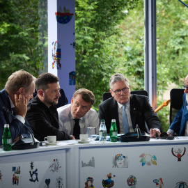 El presidente de Ucrania, Volodymyr Zelenskiy, el primer ministro británico, Keir Starmer, el presidente de Francia, Emmanuel Macron, el canciller alemán, Friedrich Merz, y el primer ministro polaco, Donald Tusk, hablan con el presidente de Estados Unidos, Donald Trump, por teléfono durante la Cumbre de la Comunidad Política Europea en Tirana, a 16 de mayo de 2025.