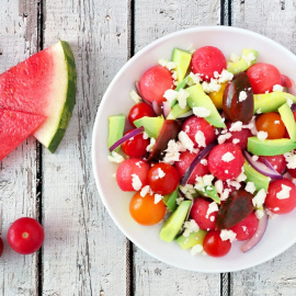Ensalada de sandía con aguacate y queso.