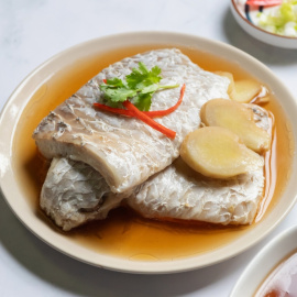 Lubina al vapor con salsa de soja.