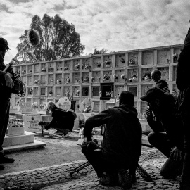 Amaranta Cano, hija de Carlos Cano,  junto a la tumba de Aurora Murta, la mujer que dio nombre a la canción María la Portuguesa, en el cementerio de Vila Real de Santo Antonio (Portugal). .