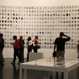 Diverses persones visiten el MACBA durant la Nit dels Museus de l'any passat