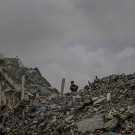 Un niño camina entre montones de basura y escombros en la ciudad de Gaza en una imagen tomada el pasado lunes.