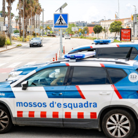 Coches de los Mossos d'Esquadra, a 10 de mayo de 2025, en Vilanova i la Geltrú, Barcelona, Catalunya (España).