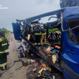 Equipos de rescate en el lugar donde un autobús ha sido destruido cerca de Bilopillia, en la región de Sumy, a causa de un dron ruso.
