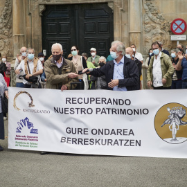 Un grupo de personas participa en una concentración contra las inmatriculaciones de la Iglesia en Pamplona. Foto de archivo