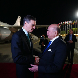 Pedro Sánchez (i) es recibido por el ministro de Exteriores iraquí, Fuad Husein (d) a su llegada a Bagdad, donde participa como invitado de honor en la cumbre de la Liga Árabe, el 17 de mayo de 2025.