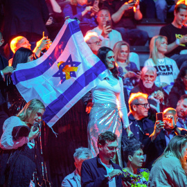 Seguidores de la concursante de Israel en Eurovisión, junto a la bandera hebrea antes de la segunda semifinal
