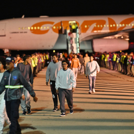 Imagen de archivo de migrantes venezolanos deportados de Estados Unidos y varados en Honduras desembarcan de un avión de Conviasa Airlines a su llegada al Aeropuerto Internacional Simón Bolívar en Maiquetía, Venezuela.