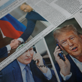 Varios periódicos con imágenes de Donald Trump y Vladimir Putin en portada el 13 de febrero de 2025 en Moscú.