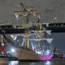 El buque escuela mexicano Cuauhtémoc junto al puente de Brooklyn este sábado, en Nueva York (EE.UU.)