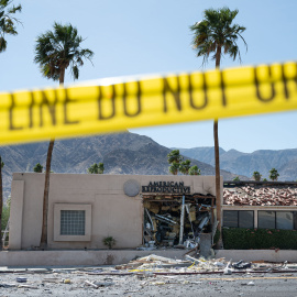 Se observa un cordón policial frente a una clínica de fertilidad de American Reproductive Centers, dañada tras la explosión de una bomba en el exterior del edificio en Palm Springs, California, el 17 de mayo de 2025.