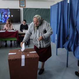 Una mujer vota durante la segunda vuelta de las elecciones presidenciales de Rumania , en Fagaras, el 18 de mayo de 2025.
