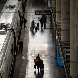 Varias personas con maletas en la estación de Atocha el 16 de abril de 2025.