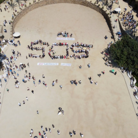 Acció veïnal al Park Güell per reclamar el decreixement del volum de turistes que rep.