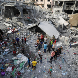 Palestinos en una zona bombardeada por Israel en Jabalia al norte de la Franja de Gaza el 18 de mayo de 2025.