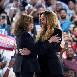 Imagen de archivo de la artista Beyoncé junto a la candidata demócrata, Kamala Harris, durante su campaña electoral en Houston (Texas), a 25 de octubre de 2024.