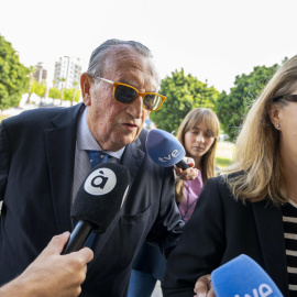 El expresidente de la Diputación de Castellón y del PP provincial Carlos Fabra a su llegada a la Audiencia de Castellón este lunes.