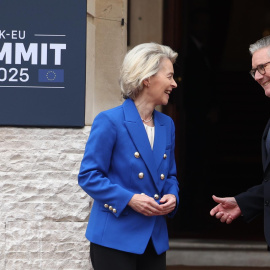 La presidenta de la Comisión Europea, Ursula von der Leyen (izq.), es recibida por el primer ministro británico, Keir Starmer.