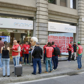 Concentració de membres de l'Aliança contra la Pobresa Energètica durant l'ocupació d'una oficina comercial d'Endesa a Barcelona