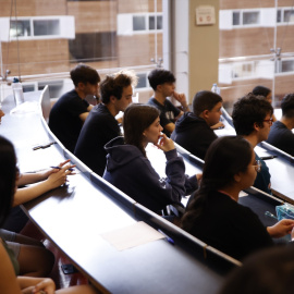 Imagen de archivo de estudiantes el primer día de exámenes de selectividad.