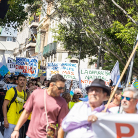 Decenas de personas durante una manifestación contra el turismo masivo en Santa Cruz de Tenerife.