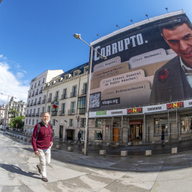 Lona de grandes dimensiones, pagada por la organización ultraconservadora Hazte Oír, desplegada frente al Congreso de los Diputados, a 19 de mayo de 2025.