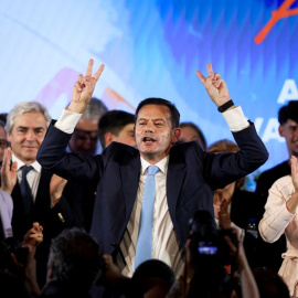El líder del partido Alianza Democrática y primer ministro portugués, Luis Montenegro, celebra su victoria durante la noche electoral en Lisboa, a 19 de mayo de 2025.