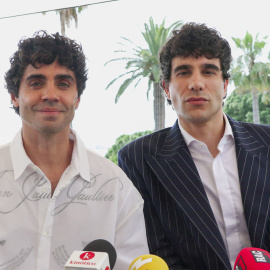 Javier Calvo y Javier Ambrossi presentan en el marco del Festival de Cannes detalles de su nueva película, 'La bola negra'.