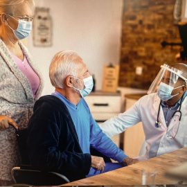 Pareja de mayores con su médico en consulta