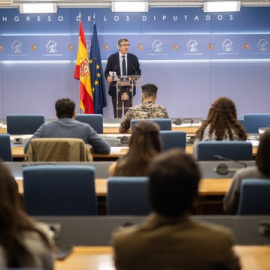Patxi López abandona la rueda de prensa del Congreso tras ser interrumpida por varios agitadores ultras