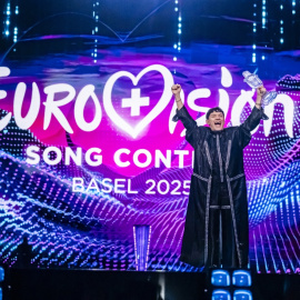 El cantante JJ, en representación de Austria, celebra su triunfo en el festival de Eurovisión el pasado sábado en Basilea (Suiza).