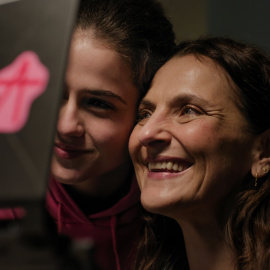 La debutante Elvira Lara y la actriz chilena Antonia Zegers son las protagonistas del largometraje 'Las tortugas'.