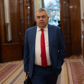 El secretario de Organización del PSOE y diputado, Santos Cerdán, llega a una sesión plenaria, en el Congreso de los Diputados, a 8 de mayo de 2025