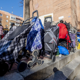Varias personas hacen cola para recibir alimentos de la Fundación Madrina, en la plaza de San Amaro, a 7 de enero de 2022, en Madrid (España). El objetivo de los actos de la Fundación Madrina durante las fiestas navideñas es rendir homenaje a los niños vulnerables y sus familias víctimas de ‘las colas del hambre´, al considerar que han sufrido el drama social por la situación sanitaria. Los alimentos leer más son entregados a 800 familias vulnerables.Fecha: 07/01/2022.Foto de archivoFirma: Alberto Ortega / Europa Press
