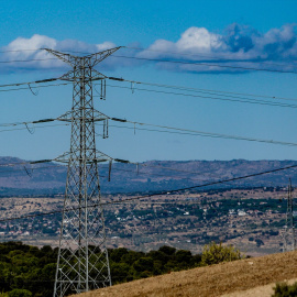 Imagen de archivo de una torre de alta tensión, a 8 de septiembre de 2024, en Madrid.