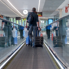 Un pasajero con una maleta en el aeropuerto Adolfo Suárez-Madrid Barajas, en una imagen de archivo.