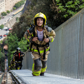 Una bombera puja amb l’equip d’intervenció que pesa uns 23 kg